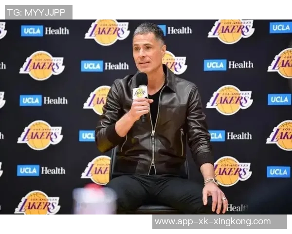 NBA高管与球探齐聚考察Woj母校球队球员展现人脉魅力